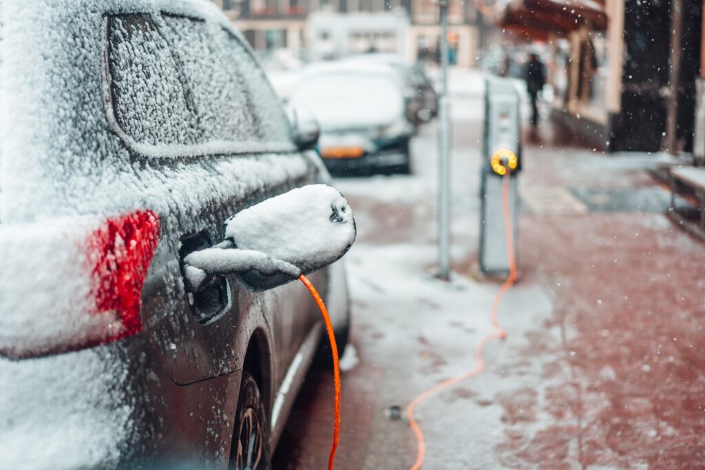 Electric car plug charging in the winter -ηλεκτρικά αυτοκίνητα